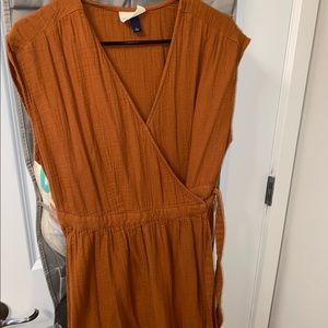 Sleeveless midi wrap dress